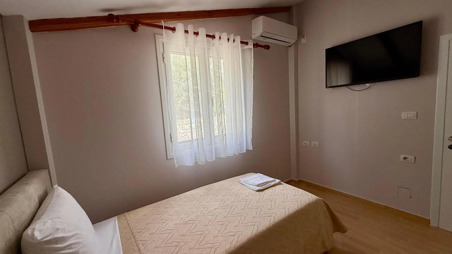 Villa Nefeli Piqeras 0*,  Albânia